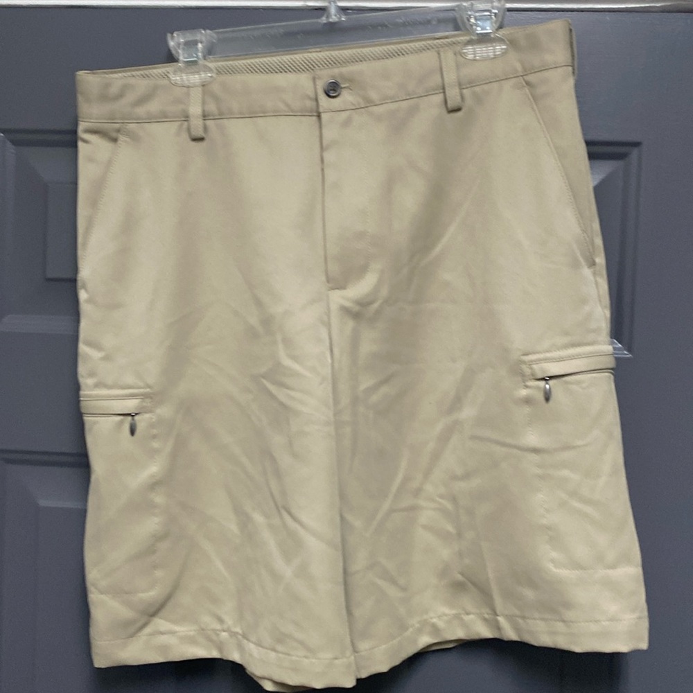 IZOD Golf tan 6 pocket cargo 10” inseam Shorts sz 34